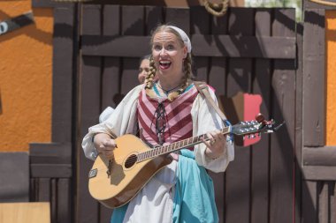 Şarkı ve oyun tipik elbiseler giymiş katılımcı