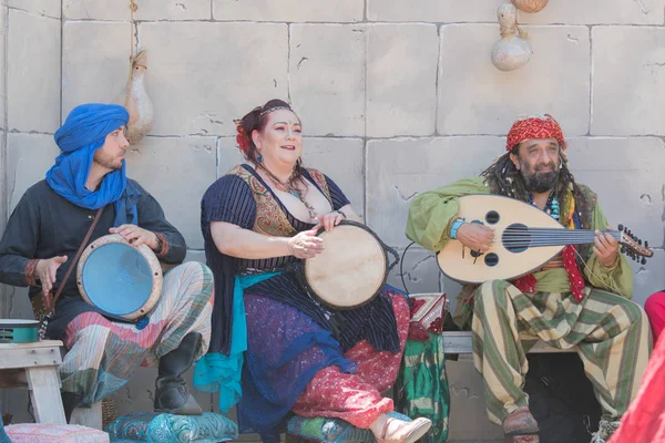 Teilnehmer tragen typische Kleidung, singen und spielen — Stockfoto