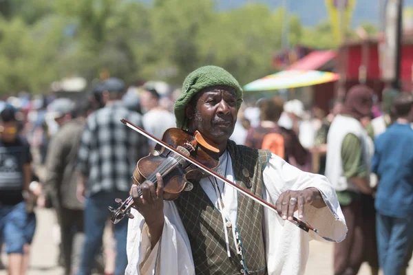 Participante vestindo roupas vintage, tocando violino — Fotografia de Stock