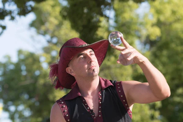 Participant avec des boules de cristal performant — Photo