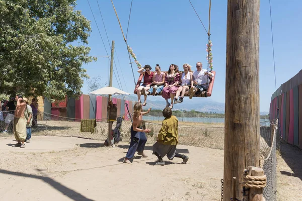 Swing sedia a dondolo durante il piacere rinascimentale Faire . — Foto Stock