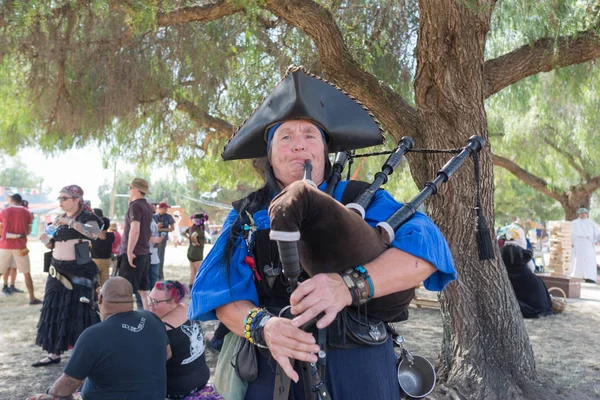 Jogador escocês de Bagpipe durante a Feira do Prazer Renascentista . — Fotografia de Stock