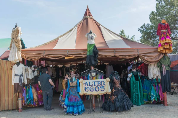 Negozio di abbigliamento vintage durante la Fiera del piacere rinascimentale . — Foto Stock