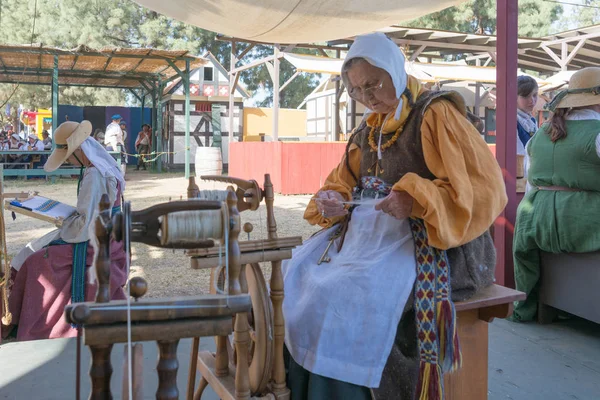 Kobiety ubrania vintage, pracować z tkanin — Zdjęcie stockowe