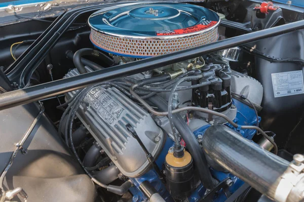 Blue Ford Mustang GT 350 engine 1st generation on display — Stock Photo, Image