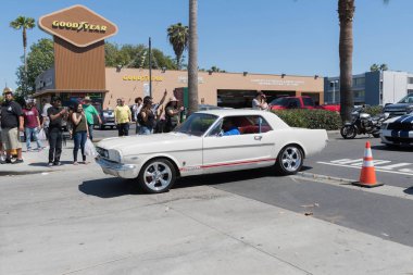 Beyaz Ford Mustang ekranda 1. nesil