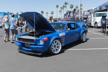 Mavi Ford Mustang ekranda 1. nesil