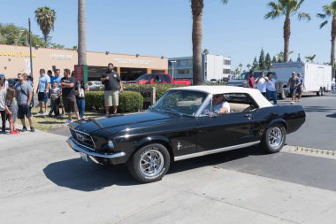 Siyah Ford Mustang Cabrio ekranda 1. nesil