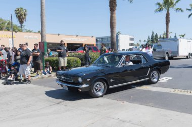 Siyah Ford Mustang ekranda 1. nesil