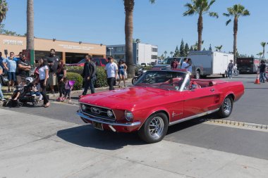 Kırmızı Ford Mustang Cabrio ekranda 1. nesil