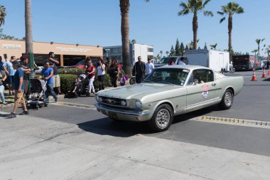 Metalik Ford Mustang ekranda 1. nesil