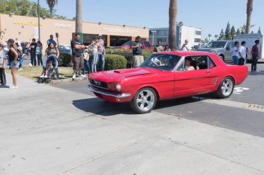 Kırmızı Ford Mustang ekranda 1. nesil