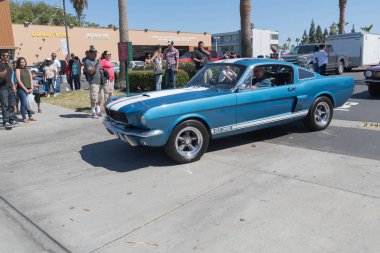 Mavi Ford Mustang ekranda 1. nesil