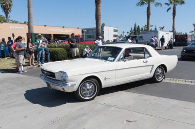 Beyaz Ford Mustang ekranda 1. nesil