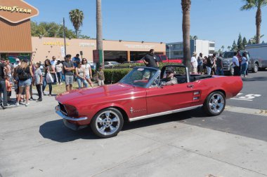 Kırmızı Ford Mustang Cabrio ekranda 1. nesil