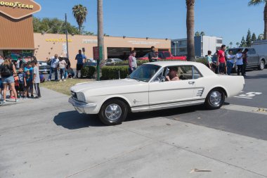 Beyaz Ford Mustang ekranda 1. nesil