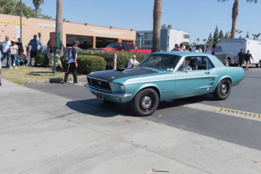 Mavi Ford Mustang ekranda 1. nesil