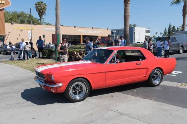Kırmızı Ford Mustang ekranda 1. nesil