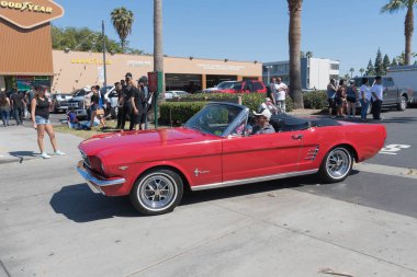 Kırmızı Ford Mustang Cabrio ekranda 1. nesil