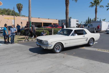 Beyaz Ford Mustang ekranda 1. nesil