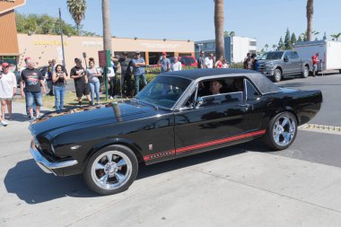 Siyah Ford Mustang vinil üst ekranda 1. nesil