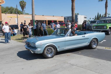 Mavi Ford Mustang Cabrio ekranda 1. nesil