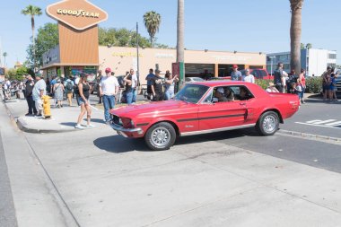 Kırmızı Ford Mustang ekranda 1. nesil