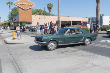Yeşil Ford Mustang ekranda 1. nesil