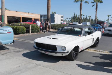 Beyaz Ford Mustang vinil üst ekranda 1. nesil