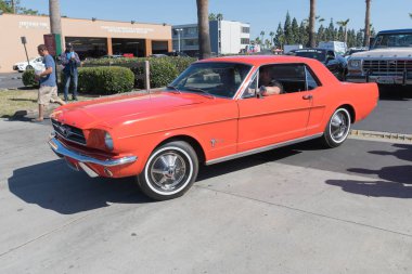 Kırmızı Ford Mustang ekranda 1. nesil