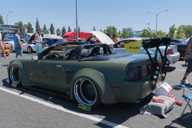 Ford Mustang Gt convertible ekranda beşinci nesil 