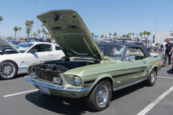 Groene Ford Mustang vinyl top 1st generatie op het display — Stockfoto