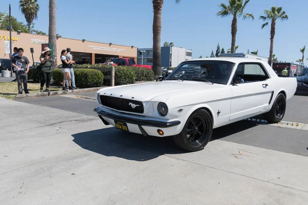 White Ford Mustang 1. Generation zur Schau gestellt — Stockfoto