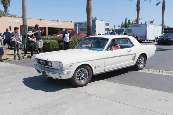 Ford Mustang branco 1a geração na exposição — Fotografia de Stock