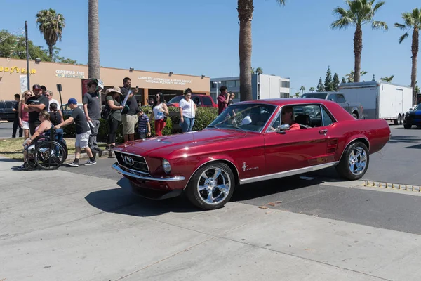 Piros Ford Mustang 1st Nemzedék a kijelzőn — Stock Fotó