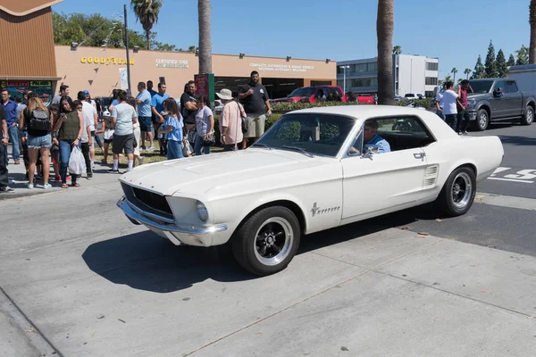 Ford Mustang blanco 1ª generación en exhibición — Foto de Stock