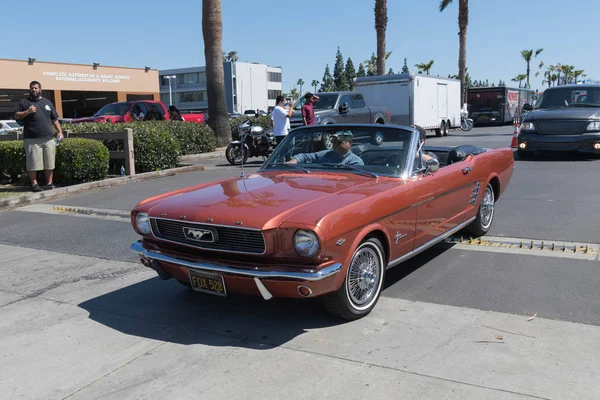 Апельсиновый Ford Mustang кабриолет 1-го поколения на выставке — стоковое фото