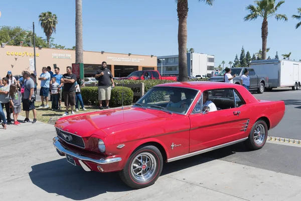 Ford Mustang vermelho 1a geração na exposição — Fotografia de Stock