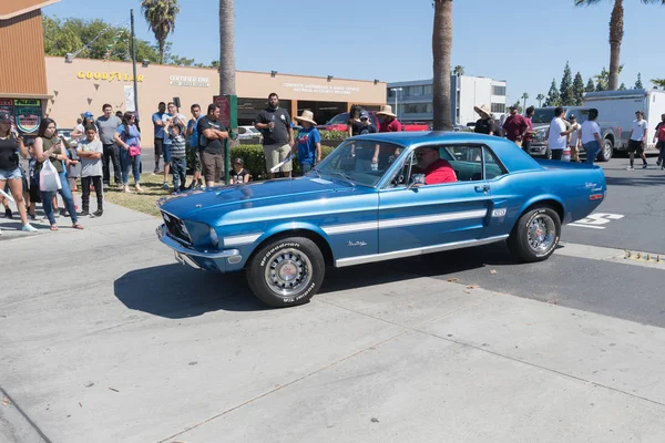 Azul Ford Mustang 1a geração em exposição — Fotografia de Stock