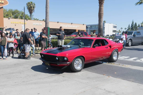 Красный Ford Mustang 1-го поколения на выставке — стоковое фото