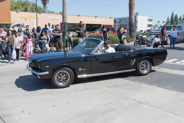 Ford Mustang negro convertible primera generación en pantalla — Foto de Stock