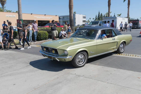 Verde Ford Mustang vinil primeira geração superior em exposição — Fotografia de Stock