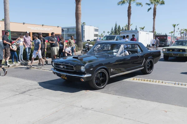 Ford Mustang negro 1ª generación en exhibición — Foto de Stock