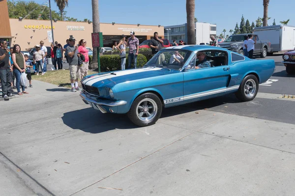 Mavi Ford Mustang ekranda 1. nesil