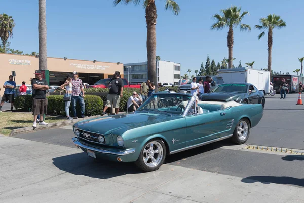 Blauwe Ford Mustang cabriolet 1st generatie op het display — Stockfoto