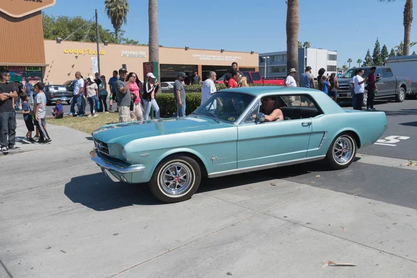 Azul Ford Mustang 1ª generación en exhibición — Foto de Stock