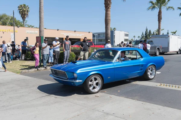 Blauwe Ford Mustang 1st generatie op het display — Stockfoto