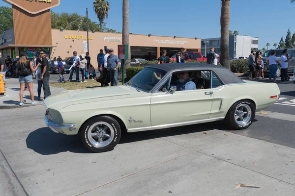 Verde Ford Mustang vinilo de primera generación en pantalla — Foto de Stock