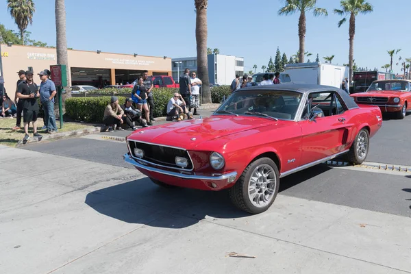 Rode Ford Mustang vinyl top 1st generatie op het display — Stockfoto