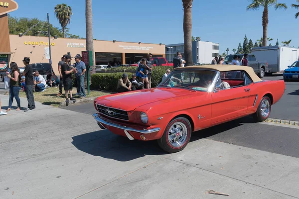 Ford Mustang vermelho conversível primeira geração em exibição — Fotografia de Stock